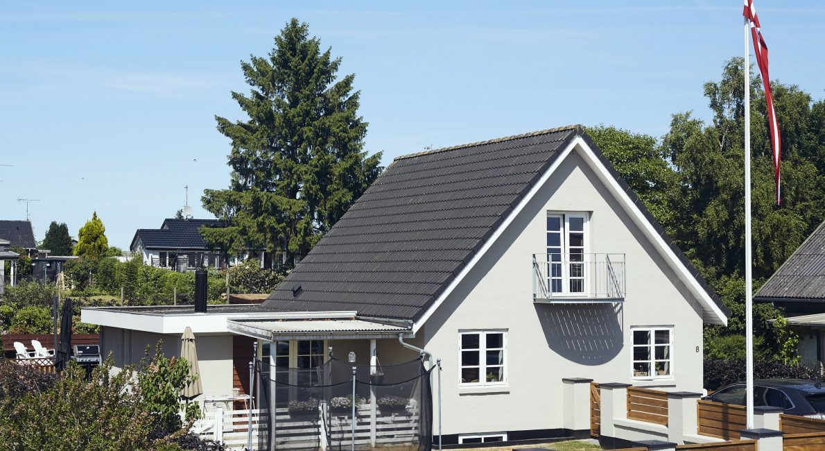 Velholdt hvidt hus med trampolin i haven. Foto: Boligsiden